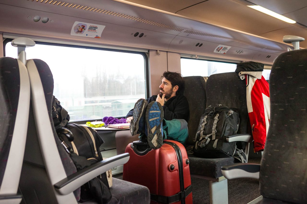 Víctor Gómez viajando en tren con maleta